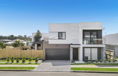 Morisset Park Maison | Luxurious Lakeside Oasis