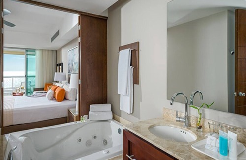 Playa Diamante Station Balnéaire | Luxurious Master Bedroom @Vidanta The Grand Mayan, Acapulco