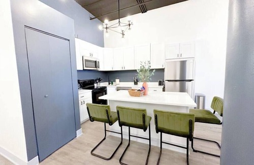 Near South Side Appartement | Luxurious McCormick 5 bed/4 bath Suite for up to 12 guests with optional parking