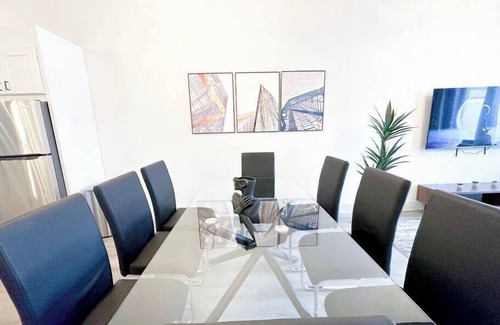 Near South Side Appartement | Luxurious McCormick 5 bed/4 bath Suite for up to 12 guests with optional parking