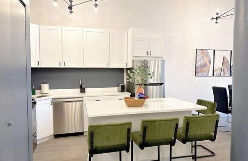 Near South Side Appartement | Luxurious McCormick 5 bed/4 bath Suite for up to 12 guests with optional parking