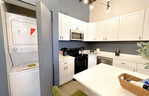 Near South Side Appartement | Luxurious McCormick 5 bed/4 bath Suite for up to 12 guests with optional parking
