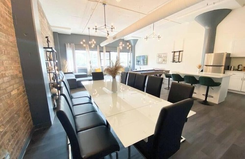 Near South Side Appartement | Luxurious McCormick 6 bed/4 bath Suite for up to 12 guests w Jacuzzi/Opt parking