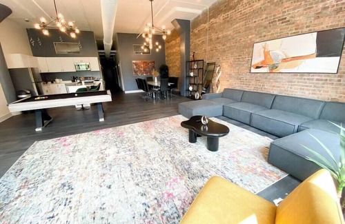 Near South Side Appartement | Luxurious McCormick 6 bed/4 bath Suite for up to 12 guests w Jacuzzi/Opt parking