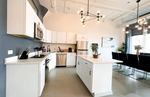 Near South Side Appartement | Luxurious McCormick Place 6 bed/3 bath Suite for groups with optional parking