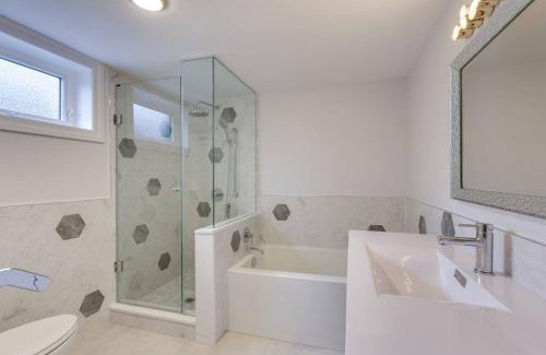 Burlington Villa | Luxurious & Modern 4BR House w/3 Car Parking