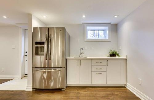 Burlington Villa | Luxurious & Modern 4BR House w/3 Car Parking