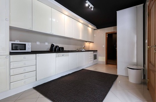 Pena Maison | Luxueux et moderne appartement central avec 4 chambres, terrasse privée et 2 places de parking