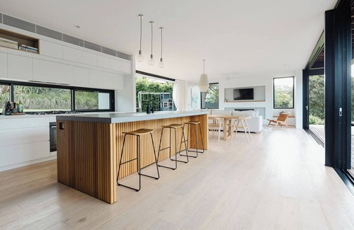 Ewingsdale Maison | Luxurious modern family home w/ pool & spacious gardens, 7 minutes to the beach!