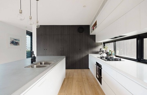 Ewingsdale Maison | Luxurious modern family home w/ pool & spacious gardens, 7 minutes to the beach!