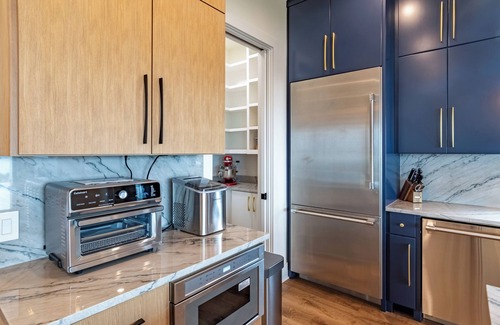 Comanche Trail Maison | Luxurious new build with gorgeous views of lake Travis & 30 min from Downtown!