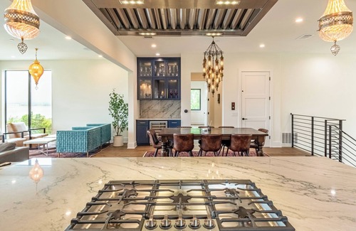 Comanche Trail Maison | Luxurious new build with gorgeous views of lake Travis & 30 min from Downtown!