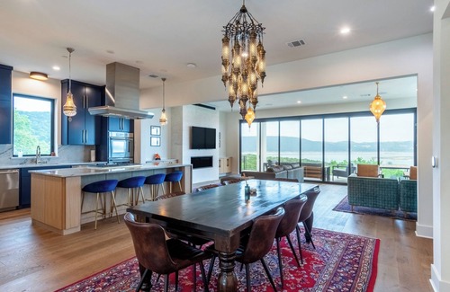 Comanche Trail Maison | Luxurious new build with gorgeous views of lake Travis & 30 min from Downtown!