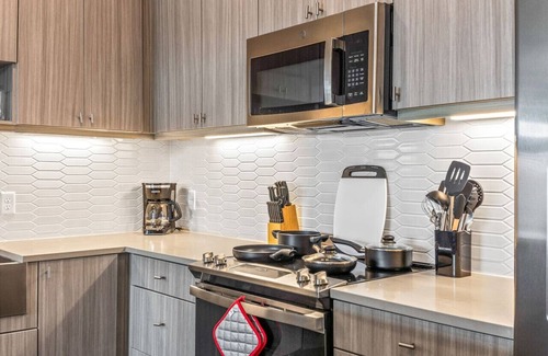 West Oak Hill Appartement | Luxurious New Unit|1Bd1Ba|Pool, Golf Sim