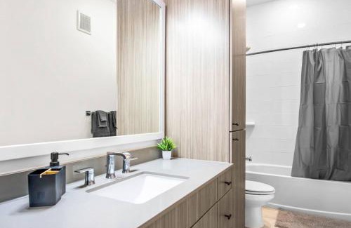 West Oak Hill Appartement | Luxurious New Unit 1Bd1Ba Pool, Golf Sim