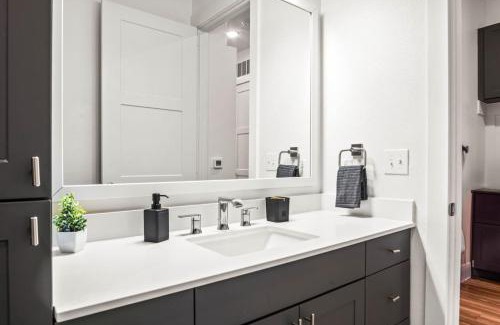 West Oak Hill Appartement | Luxurious New Unit 1Bd1Ba Pool, Golf Sim