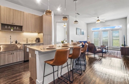 West Oak Hill Appartement | Luxurious New Unit|2Bd2Ba|Pool, Golf Sim