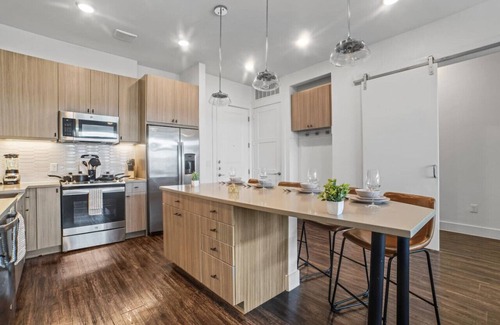 West Oak Hill Appartement | Luxurious New Unit|2Bd2Ba|Pool, Golf Sim