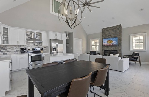 North End Maison | Luxurious, Newly Constructed 4BR on Beach Block