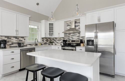 North End Maison | Luxurious, Newly Constructed 4BR on Beach Block