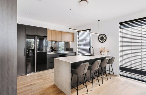 Papamoa Beach Maison | Luxurious Oceanfront Family Retreat with Pool - Papamoa