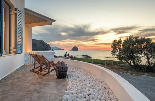 Apollonia Villa | Luxueuse villa en bord de mer avec coucher de soleil et bain à remous