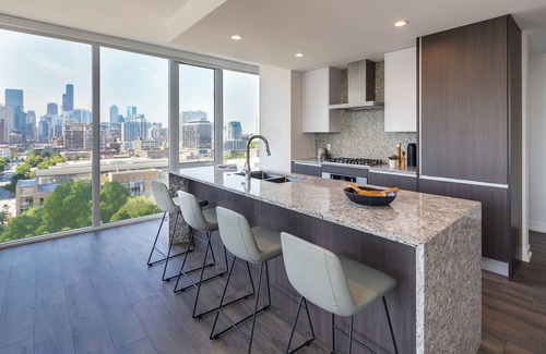 Near North Side Appartement | Luxurious Old Town Chicago Suites – Perfect for Families & Corporate Stays