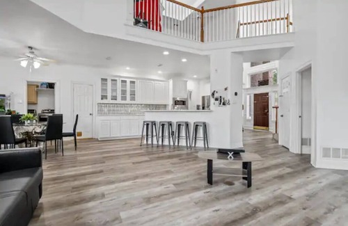 Lake Highlands Villa | Luxurious | Pool Oasis | PS5 | 12 Beds | Aquarium