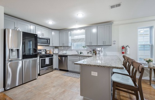Newark Appartement | Luxurious 3BR/2BTH w/ Free Parking & Quick NYC Access