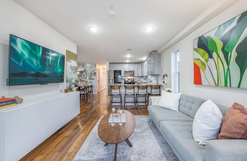 Newark Appartement | Luxurious 3BR/2BTH w/ Free Parking & Quick NYC Access