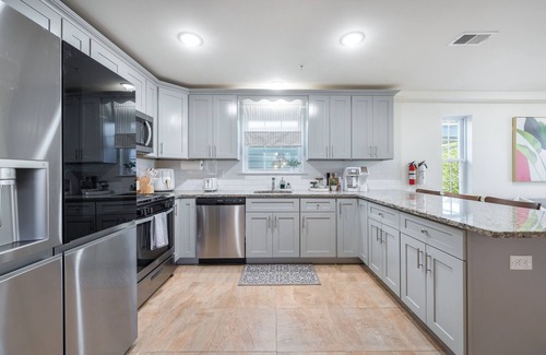 Newark Appartement | Luxurious 3BR/2BTH w/ Free Parking & Quick NYC Access