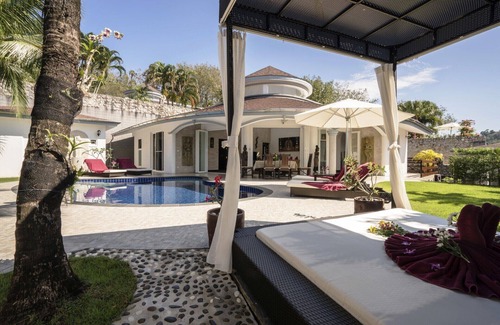 Sa Khu Villa | La villa « Orchid », avec piscine privée et domestique, occupe un lieu de rêve.