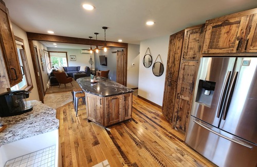 Hudson Maison | Luxurious remodel near historic downtown Hudson!