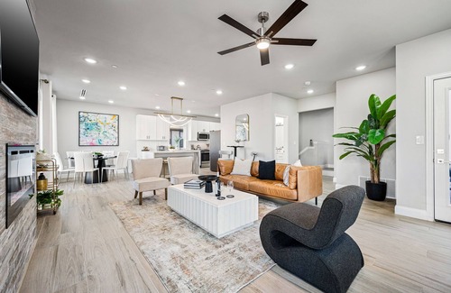 Old East Dallas Copropriété | Luxurious Retreat ~ Gated ~ Hot Tub ~ Skyline View of Downtown Dallas ~ BBQ