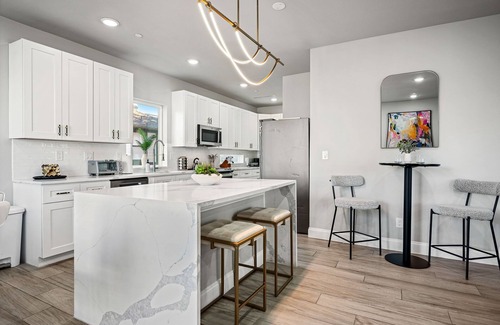 Old East Dallas Copropriété | Luxurious Retreat ~ Gated ~ Hot Tub ~ Skyline View of Downtown Dallas ~ BBQ