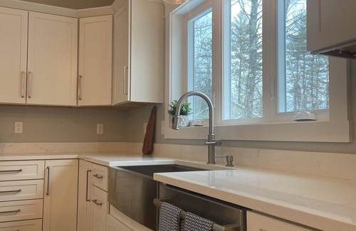 Center Conway Maison | Luxurious Riverfront Getaway. 8 miles-Cranmore, 15 miles-Attitash