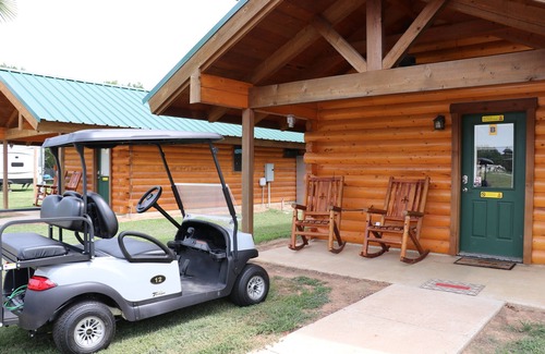 Shreveport Cabine | Luxueux chalet romantique en bois rond au nord de Shreveport