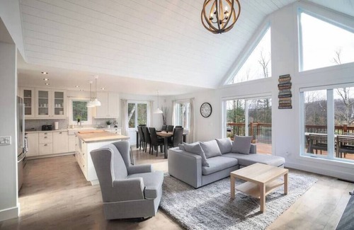 Saint-Faustin-Lac-Carre Maison | Luxurious Scandinavian Golf Chalet + Private Spa