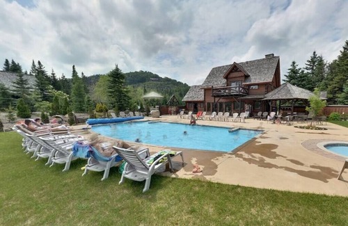 Saint-Faustin-Lac-Carre Maison | Luxurious Scandinavian Golf Chalet + Private Spa