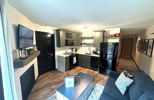 Great Valley Copropriété | Luxurious ski in-ski out slopeside condo.