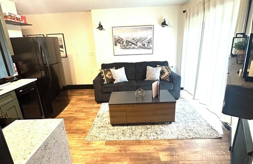 Great Valley Copropriété | Luxurious ski in-ski out slopeside condo.