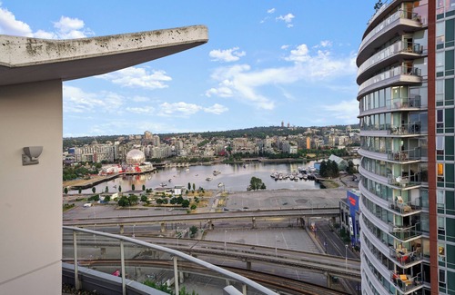 Crosstown Appartement | Luxurious Skyview Penthouse with Stunning Mountain / Ocean views w/ hot-tub