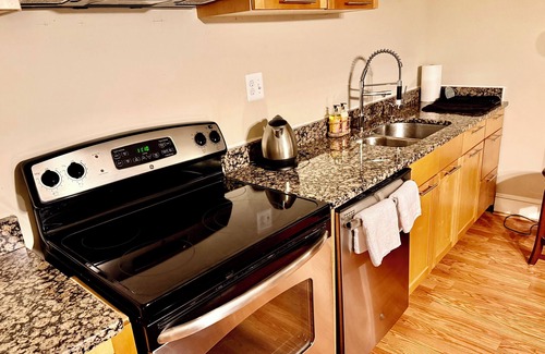 Clifton Appartement | Luxurious spacious suite w. private entrance 2 bedrooms f. bath f. kitchen gym!