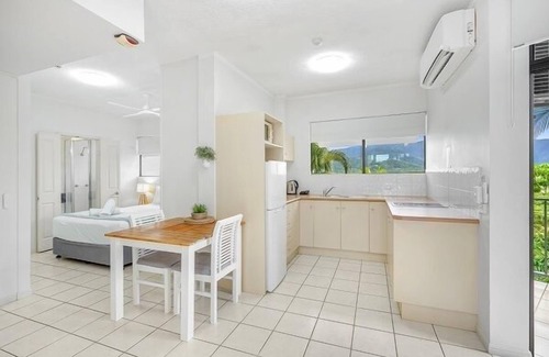 Trinity Beach Appartement | Luxurious Studio with Lush Mountain Views