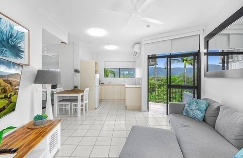Trinity Beach Appartement | Luxurious Studio with Lush Mountain Views