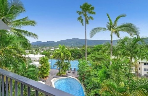 Trinity Beach Appartement | Luxurious Studio with Lush Mountain Views