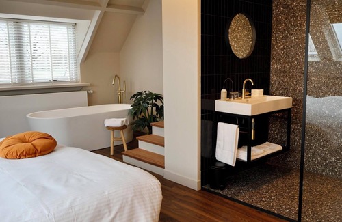 Appeltern Hôtel | Luxurious suite with river meadow views, modern amenities, and an elegant, relaxing atmosphere.