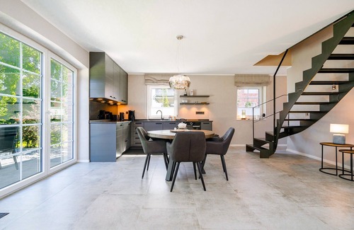 Eilsum Maison | Luxurious vacation home "Wind in the trees" directly on the water near Greetsiel