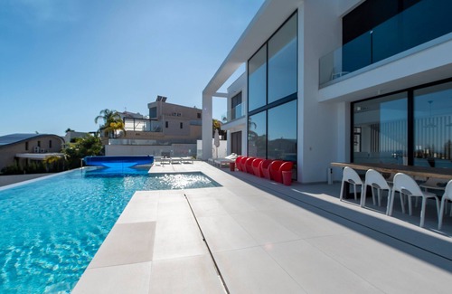 Salobrena Villa | Luxueuse villa Oro avec piscine à débordement et vue panoramique