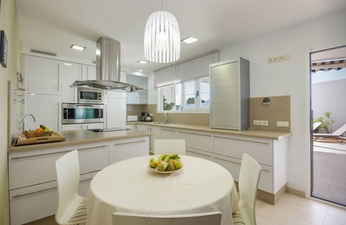 Costa Teguise Villa | Villa luxueuse avec vue panoramique, multiples terrasses et grande piscine
